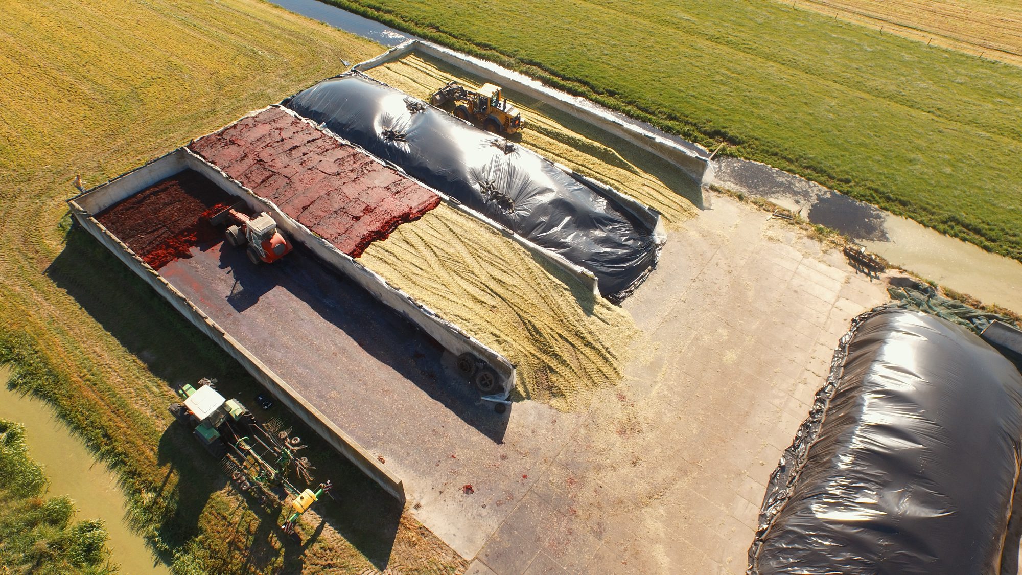 Veevoer.nu; voor al uw veevoer van afdekmiddelen, bijproducten, krachtvoeders tot strooisels.